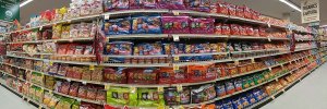 Schappen in een supermarkt