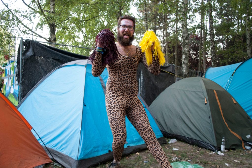 “Nimm einen Roboter mit” – Wir haben sexy Menschen nach ihren Festival-Lifehacks gefragt