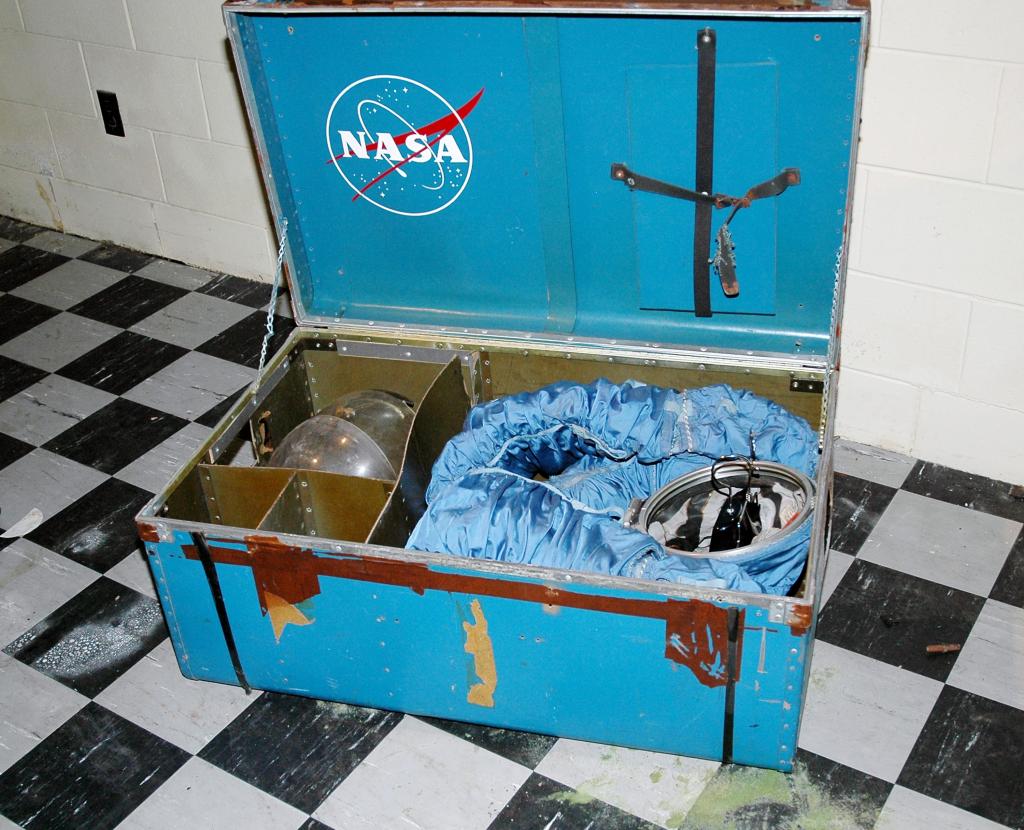 To studerende fandt vaskeægte NASA rumdragter i en genbrugsforretning