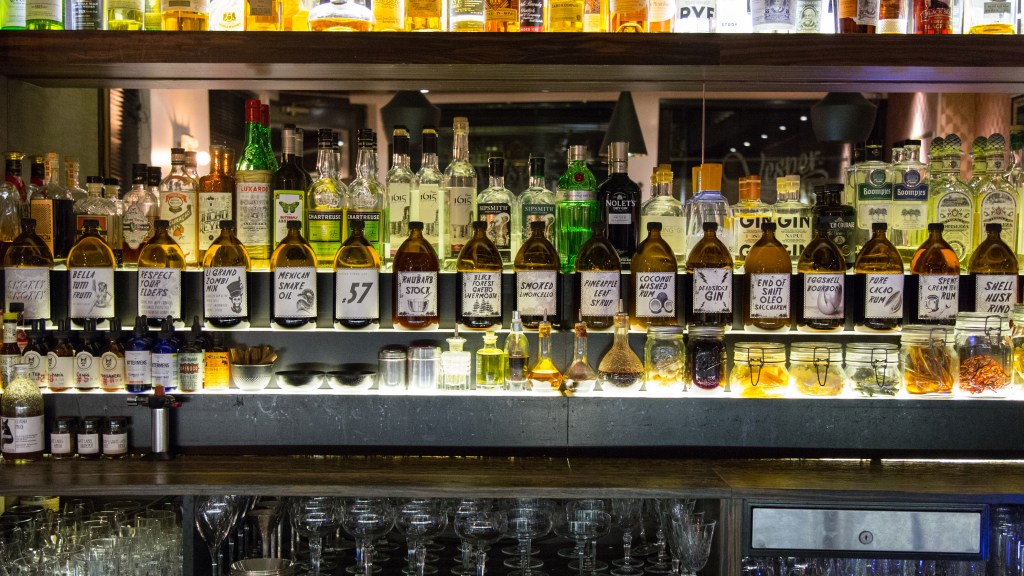 Deze Amsterdamse bar laat zien dat je prima cocktails van afval kunt maken