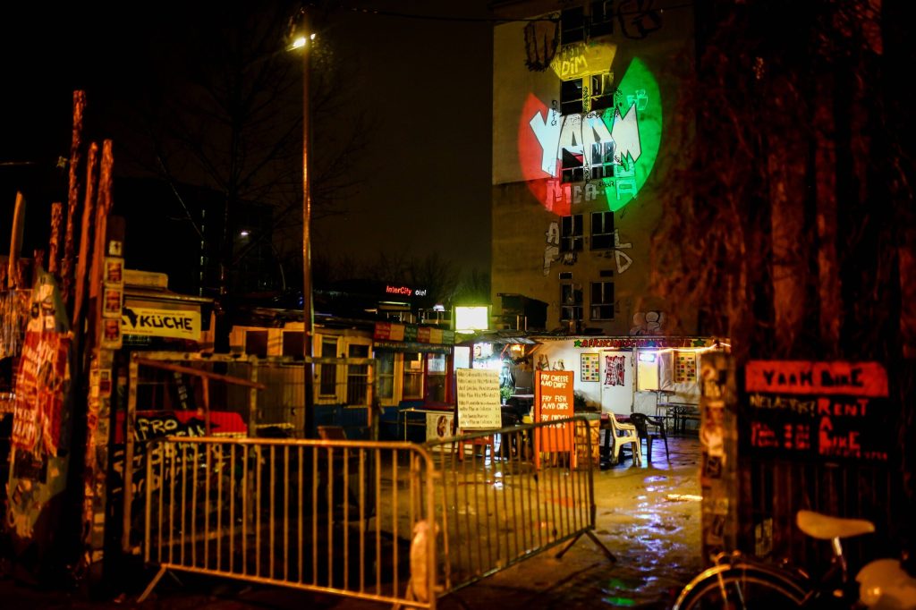 Razzia mit Hundertschaft im Club – und der hat nichts dagegen