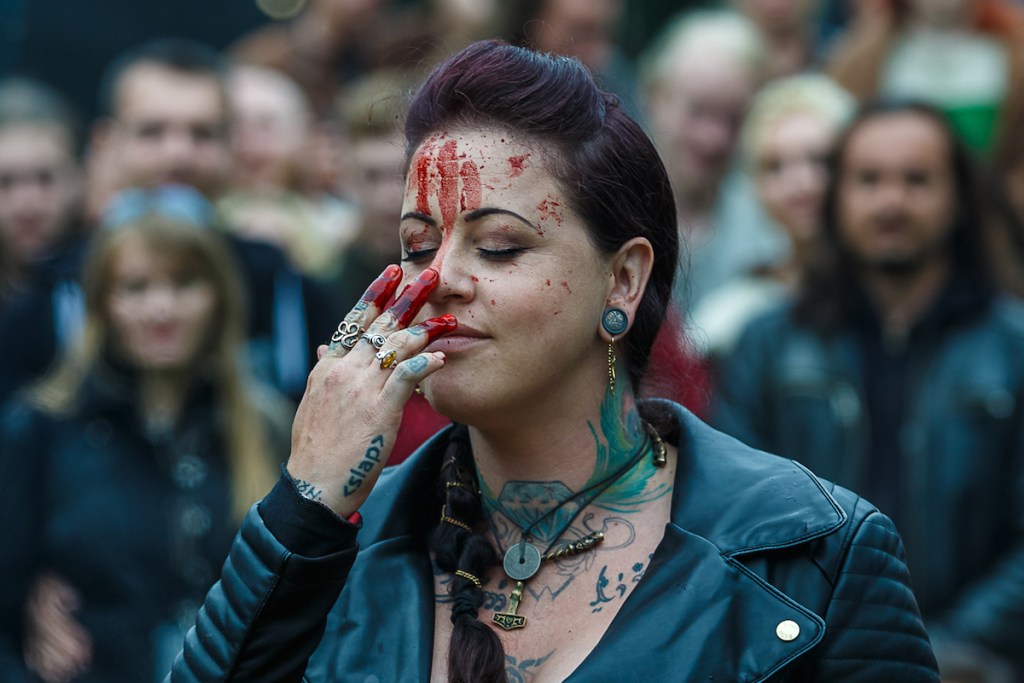 “Die Götter haben mich hergerufen” – Bei Metal-Heiden auf einem Wikingerfriedhof