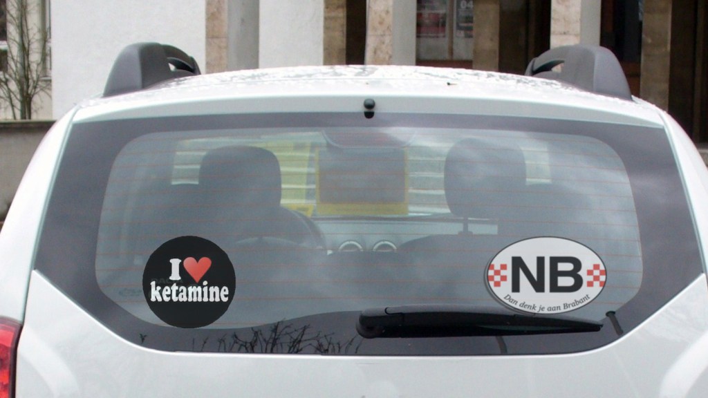 Een drugsdealer viel door de mand omdat hij “I Love Ketamine” op de achterruit van zijn auto had staan