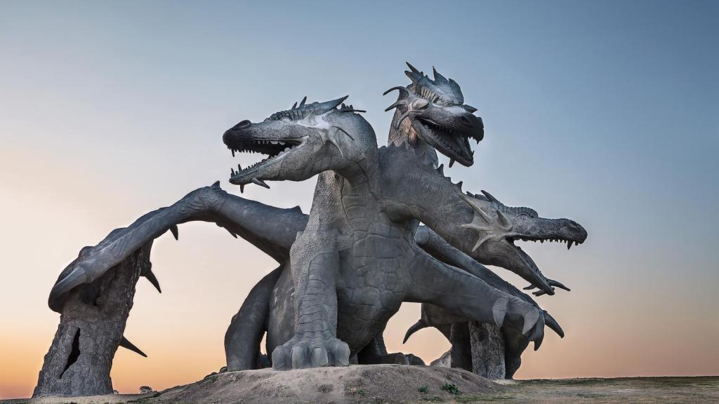 In Rusland staat nu een enorm vuurspuwend beeld van een driekoppige draak