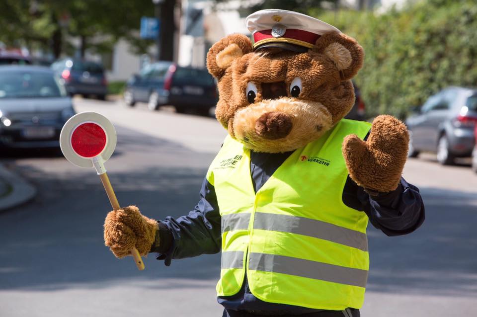 Die Polizei will trotz des Verhüllungsverbots nicht auf ihren maskierten Bären verzichten