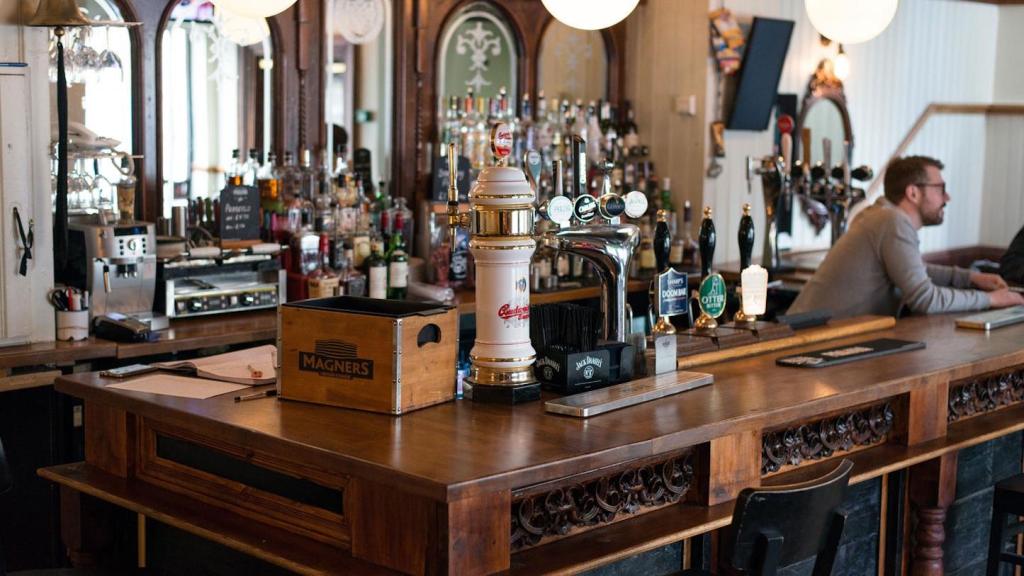 À l’intérieur du pub secret qui ne sert que des barmen