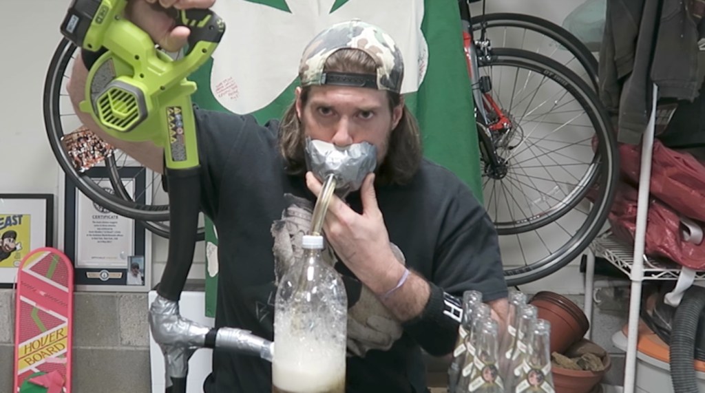 Deze gast at binnen een paar seconden een sixpack bier met een bladblazer