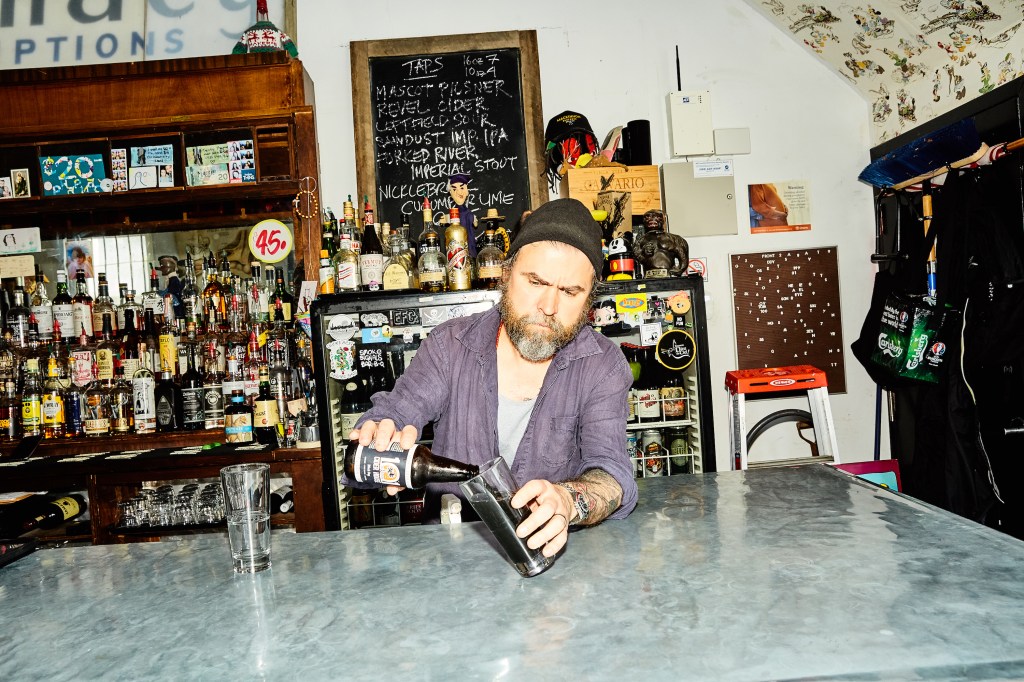 Her er farerne ved at drive en bar helt alene