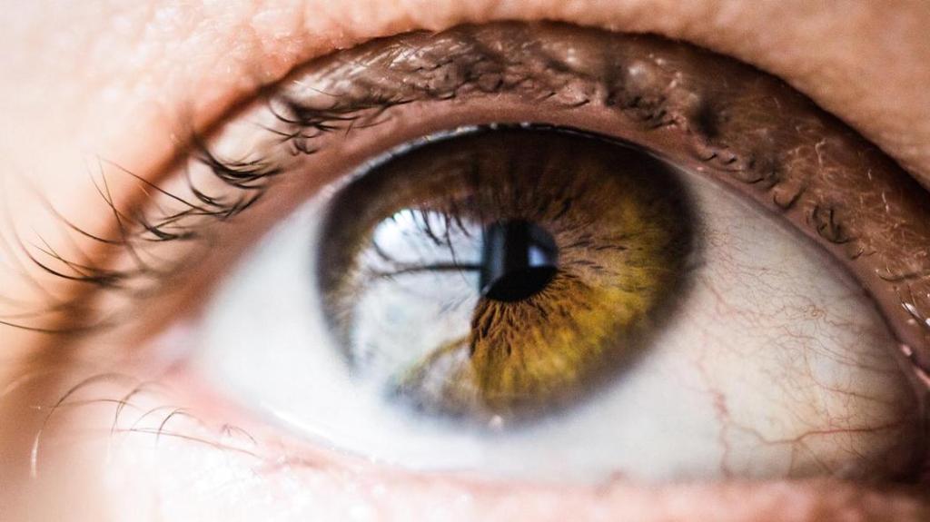 Las extrañas maneras en que podrías contraer una ETS en el ojo
