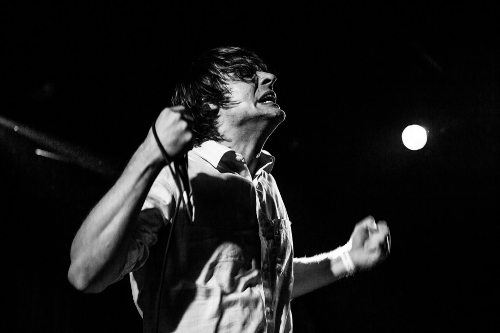 Une conversation très, très, très technique avec John Maus
