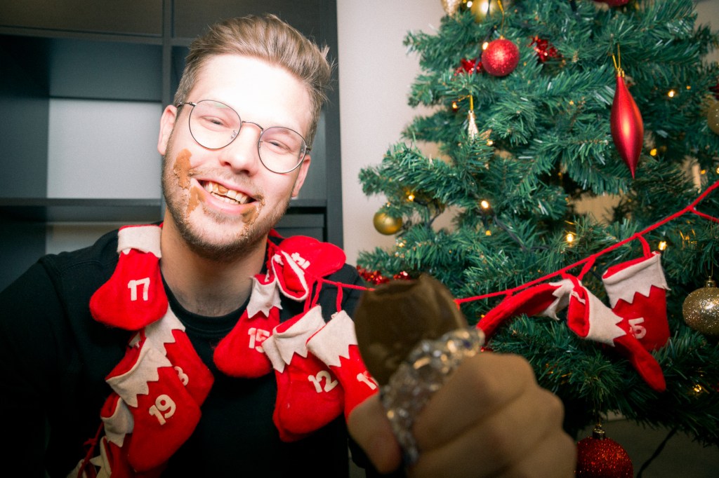 Ein Psychologe erklärt, warum du deinen Adventskalender so schnell leerfrisst
