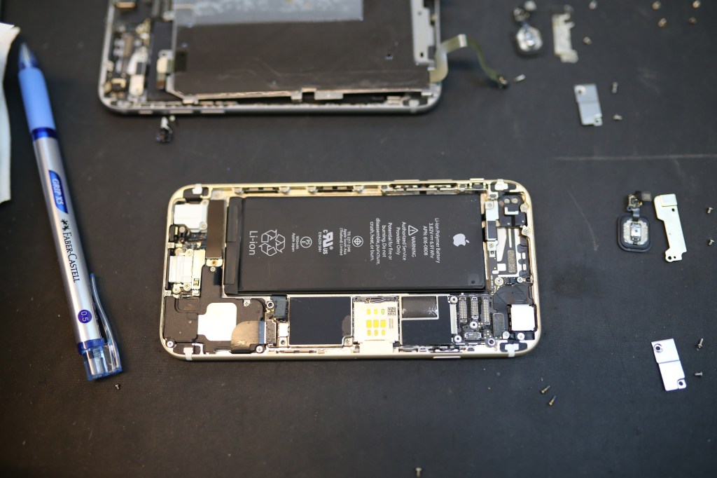 Apple rallenta gli iPhone che hanno batterie vecchie, e non l’ha mai detto a nessuno