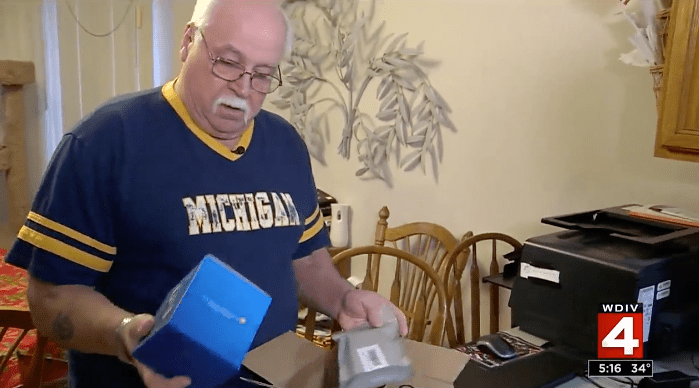 Этот парень продолжает получать кучу странного хлама из Amazon, которого он никогда не заказывал