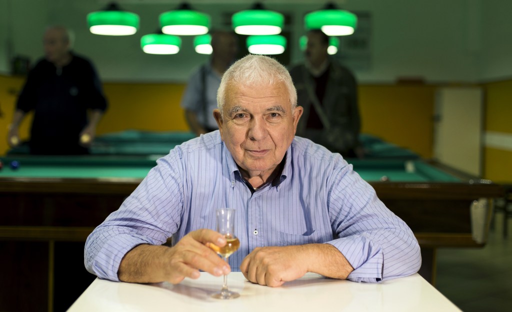 I vecchietti la grappa non la bevono più