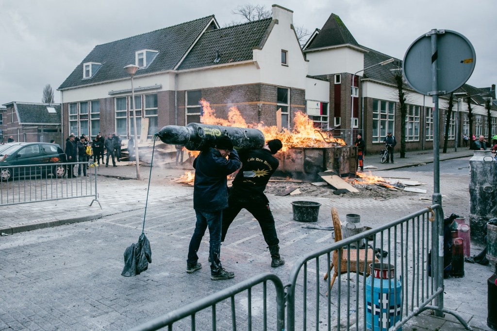 Foto’s van een oorverdovend dagje carbidknallen in Kampen