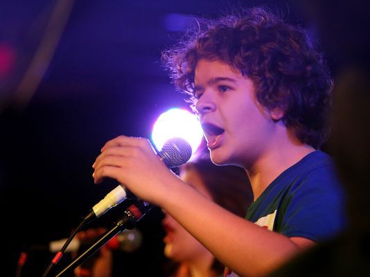 Ve a Dustin de ‘Stranger Things’ cantar emo a todo pulmón