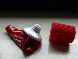 eine ausgedrückte zahnpasta tube, symbolisch für Probleme beim Samenerguss