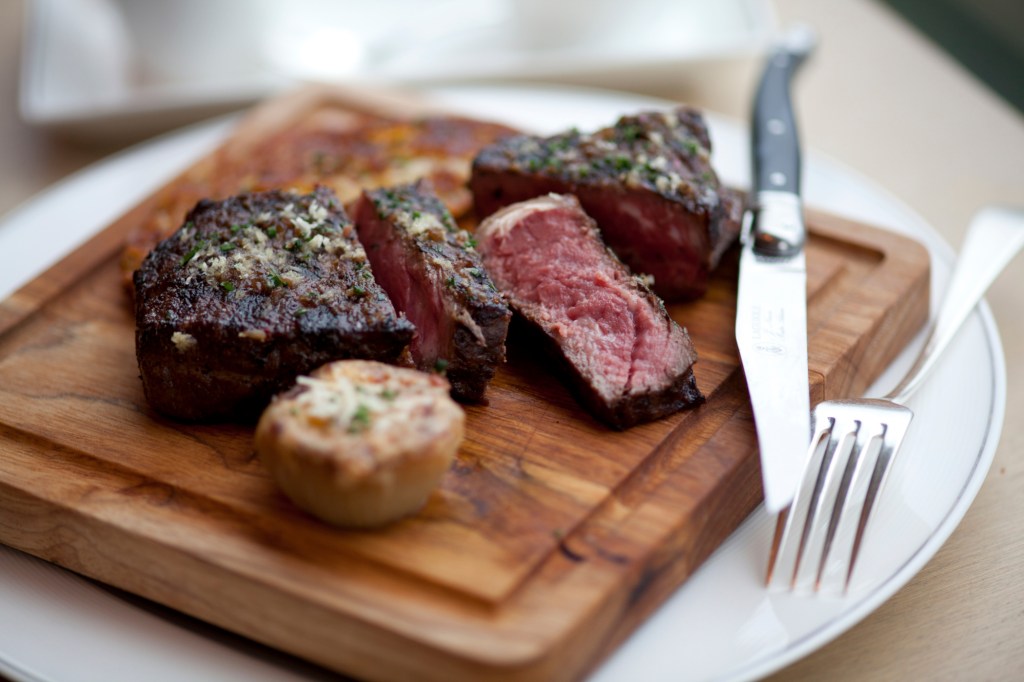 Restaurant krijgt een enorme boete voor het serveren van eten op gore planken