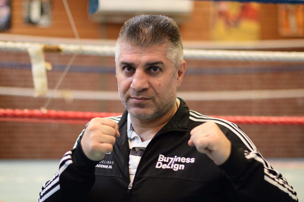 Oud-bokskampioen Orhan Delibas vertelt over zijn boksschool en het trainen van radicaliserende jongeren
