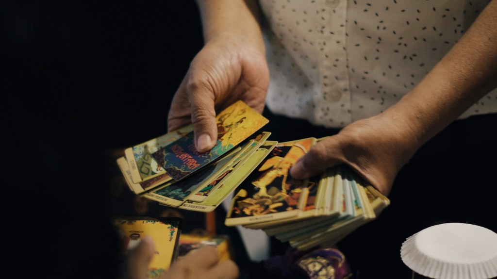 Ngobrol Bareng Satu-Satunya Grand Master Tarot Lokal, Menerka Nasib Indonesia