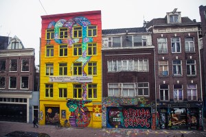 Een iconisch kraakpand in Amsterdam is nu een duur wooncomplex voor expats