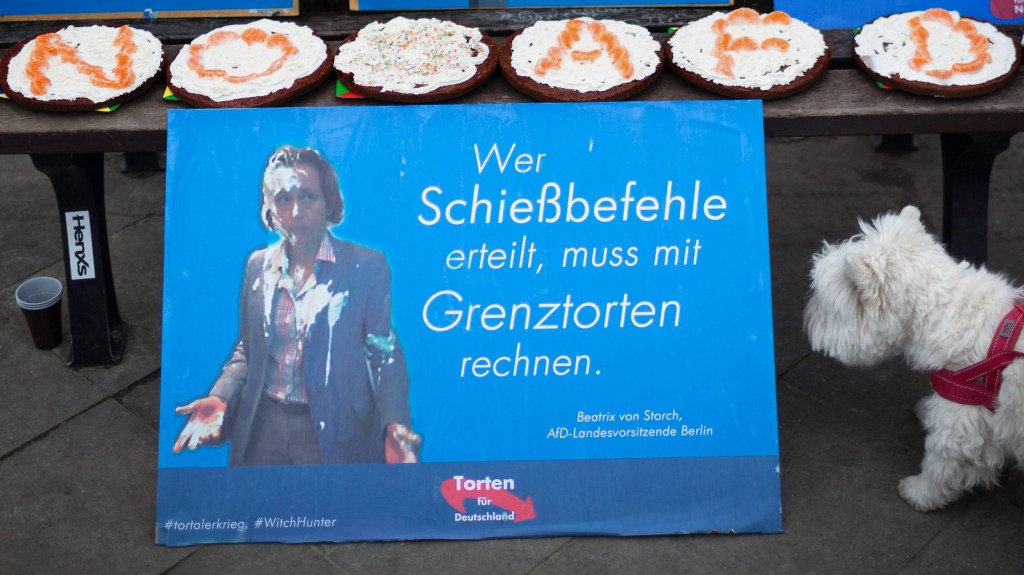 Weil sie Beatrix von Storch eine Torte ins Gesicht warf, geht eine Frau in den Knast