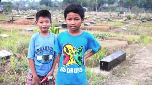 Bocah-Bocah Penunggu Kuburan Pondok Kelapa