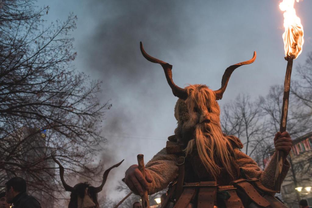 Fantastiska foton från festivalen där folk klär ut sig till demoner