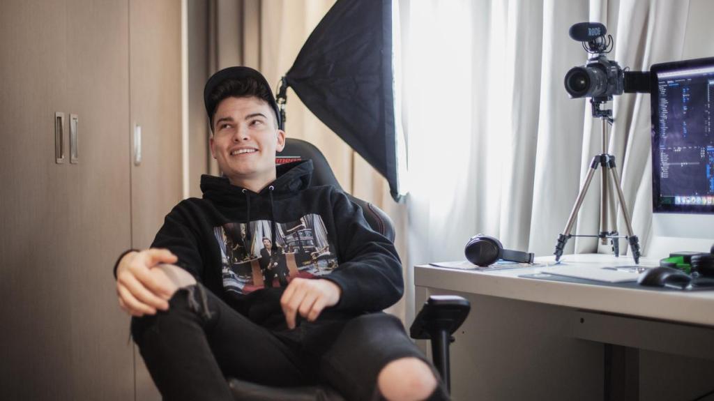 Kehidupan Penuh Rasa Kesepian Seorang YouTuber Profesional