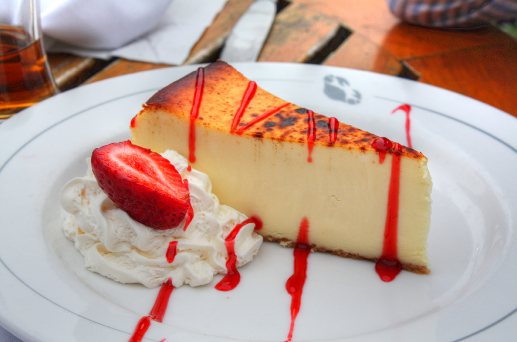 Elle offre un cheesecake empoisonné à son sosie pour lui voler son identité