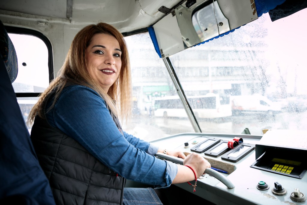 10 întrebări pe care ai vrut mereu să i le pui unei românce care conduce un tramvai