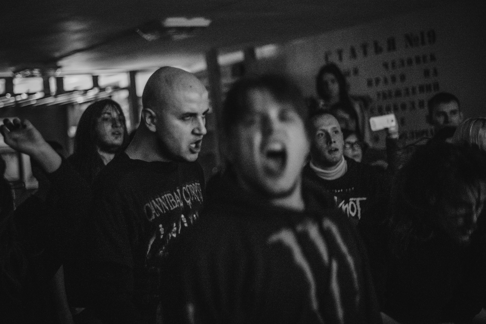 Tineri cântă împreună o piesă heavy metal într-un club din capitala neoficială, Tiraspol