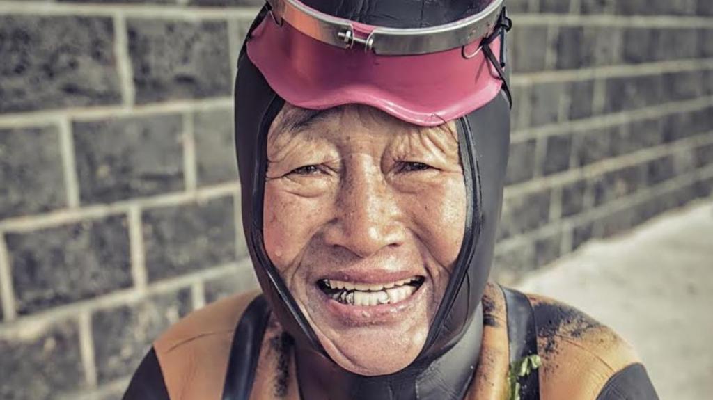 Endearing Portraits of South Korea’s Elderly Female Freedivers