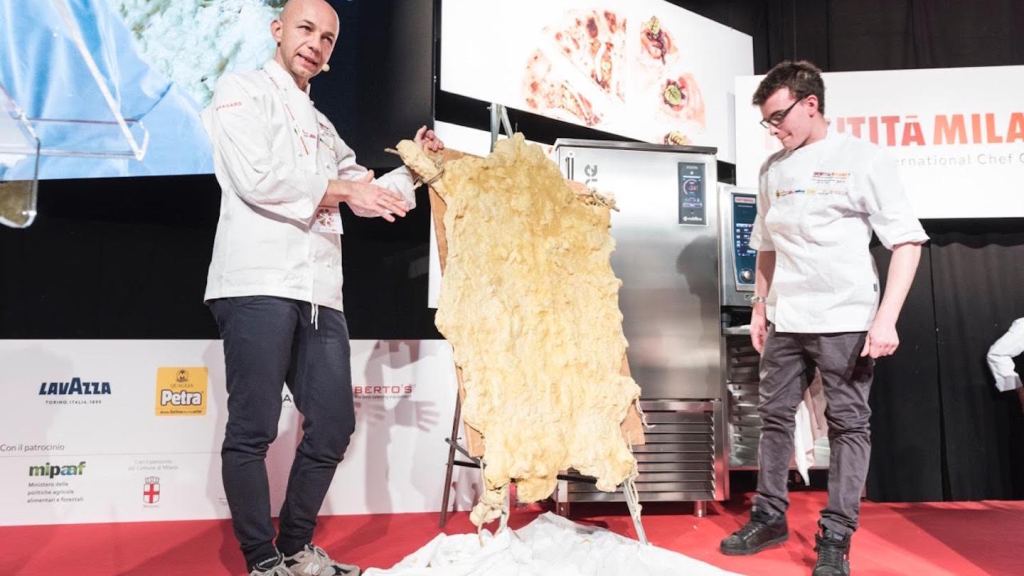Questo chef ha mummificato una carcassa di pecora nella cera d’api
