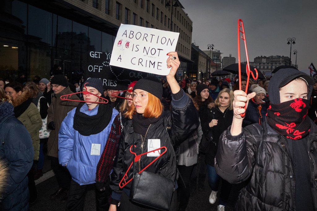 Tusentals människor protesterade mot nya abortrestriktioner i Polen