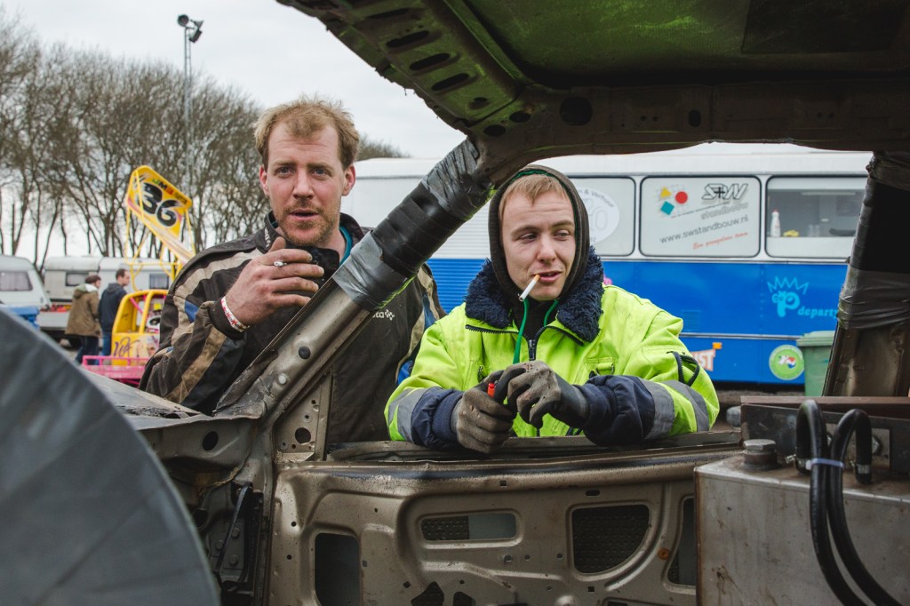 Bier en broederschap op de Speedway in Emmen