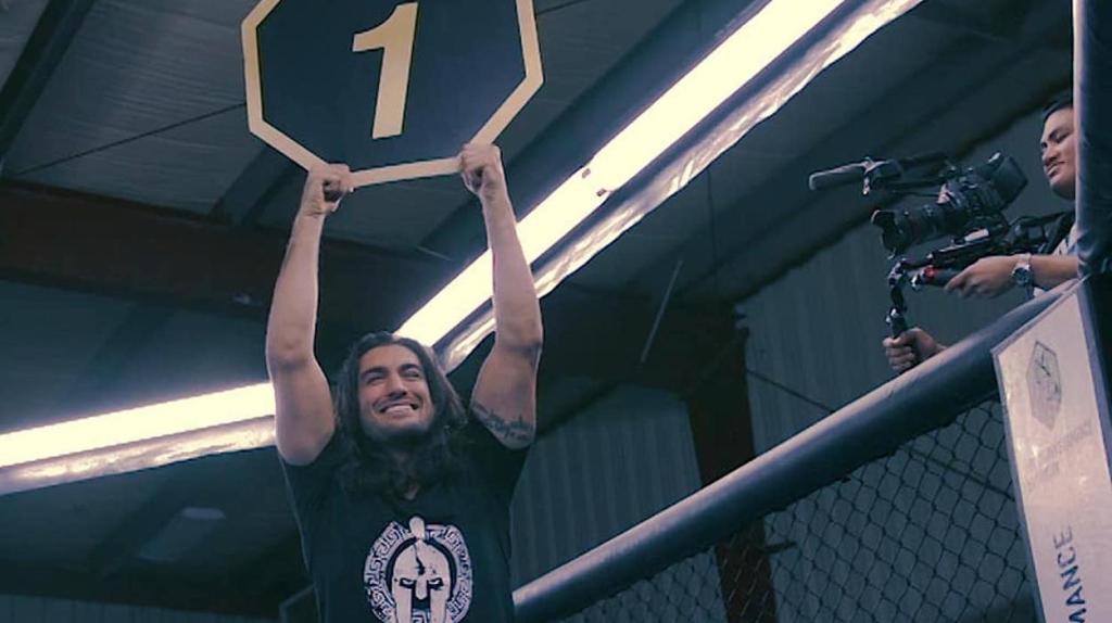 Waarom UFC-vechter Elias Theodorou als ringjongen in actie komt