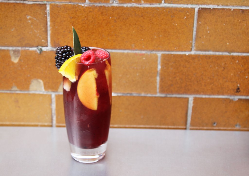 Sådan laver du en åndssvagt simpel sangria