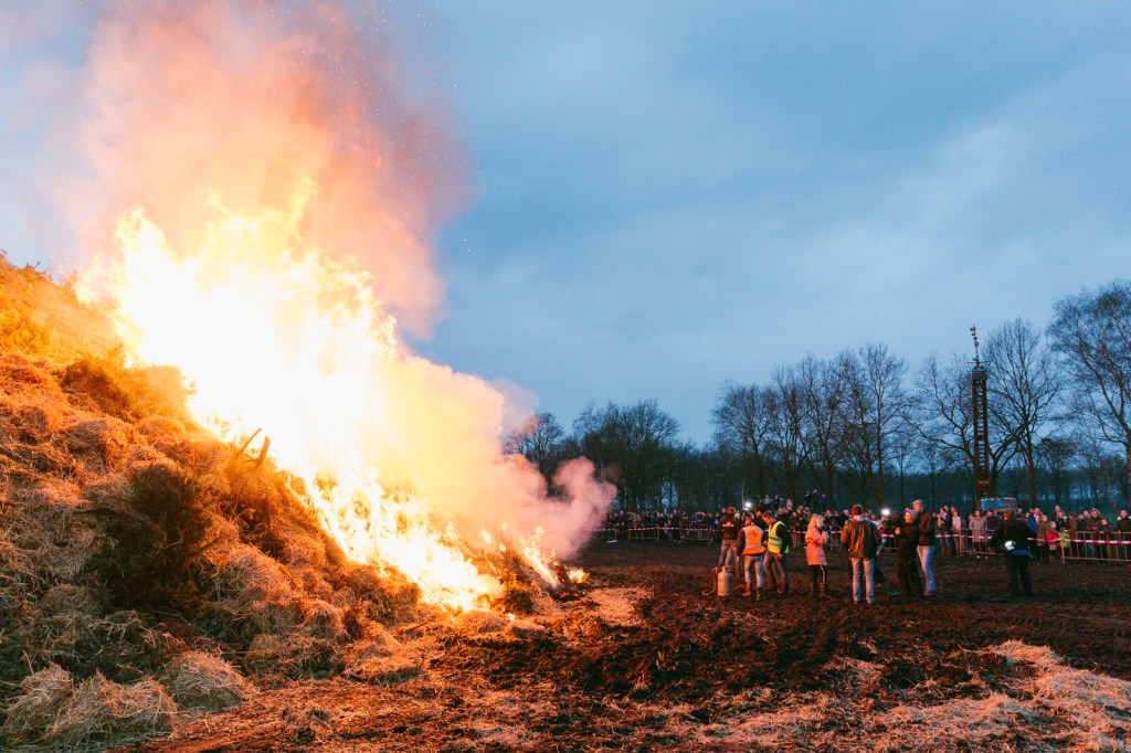 Foto’s van een avondje vlammen bij het grootste paasvuur van Nederland