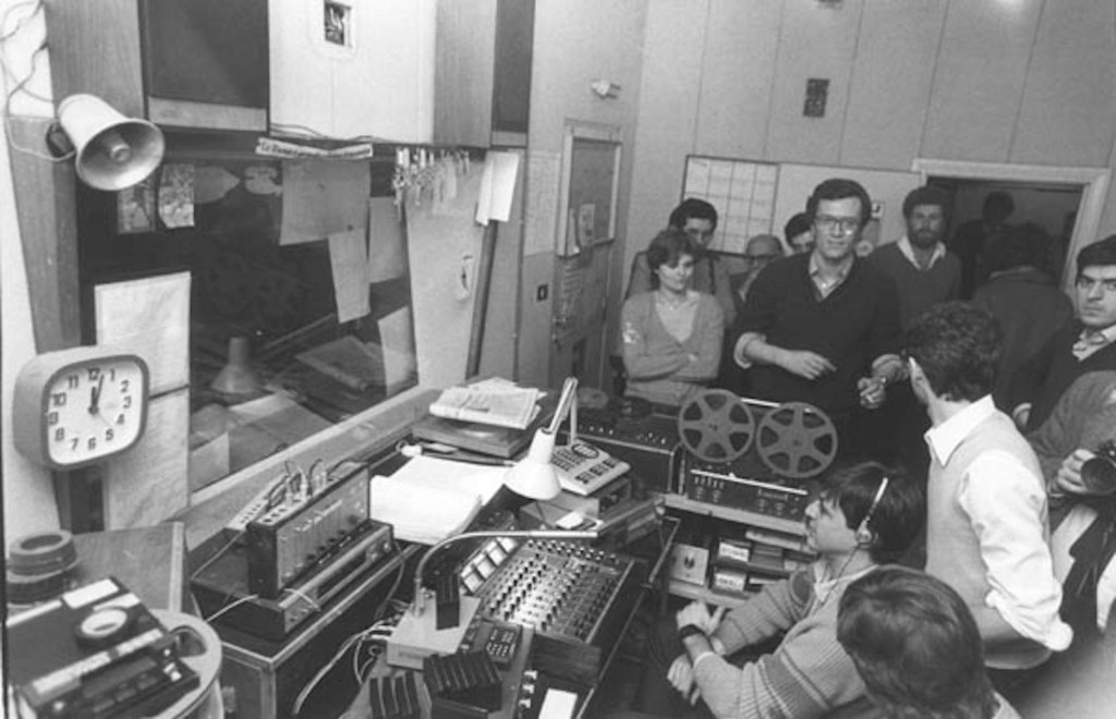 Bestemmie, inni al Duce e dichiarazioni d’amore: l’estate di Radio Parolaccia