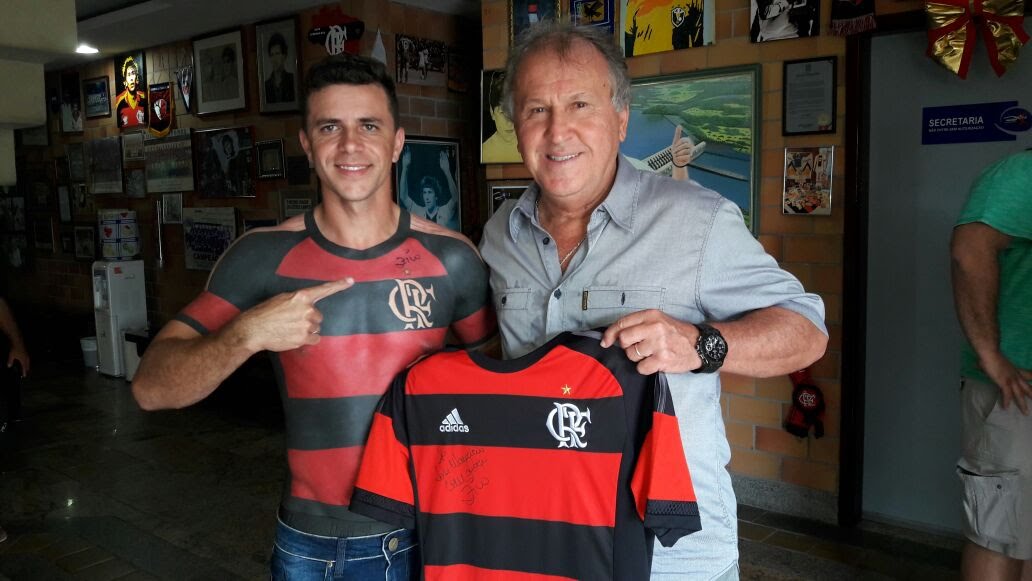 Maurício mit Trikot-Tattoo, dem Flamengo-Trikot und der brasilianischen Fußballlegende Zico