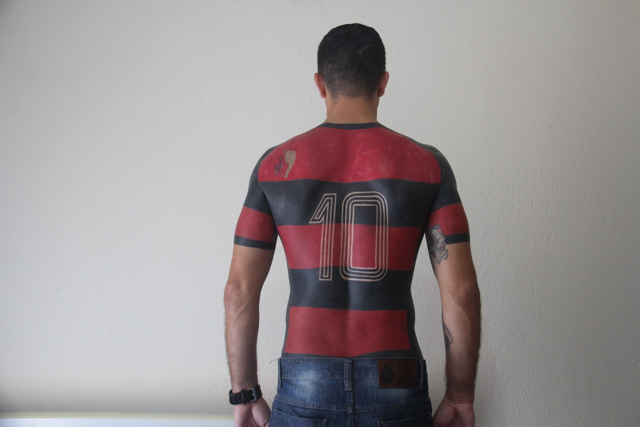 Maurício dos Anjos' tätowierter Rücken, das Fußballtrikot mit der Nummer 10