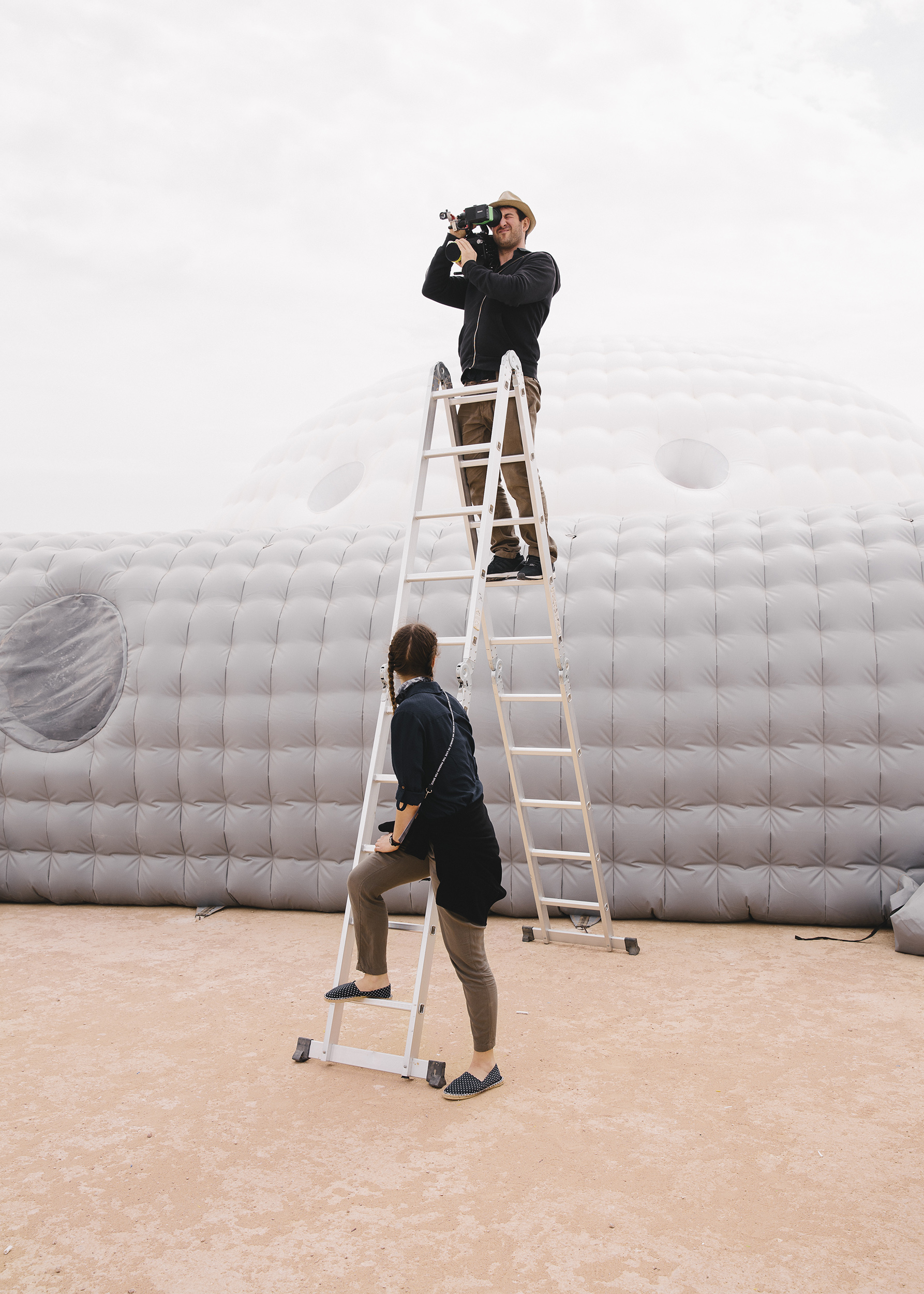 Ein Fernsehjournalist filmt von einer Leiter aus die Mars-Mission der Österreicher in Oman