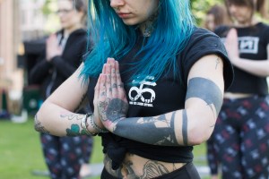 Latihan yoga diiringi musik Doom Metal ternyata efeknya positif
