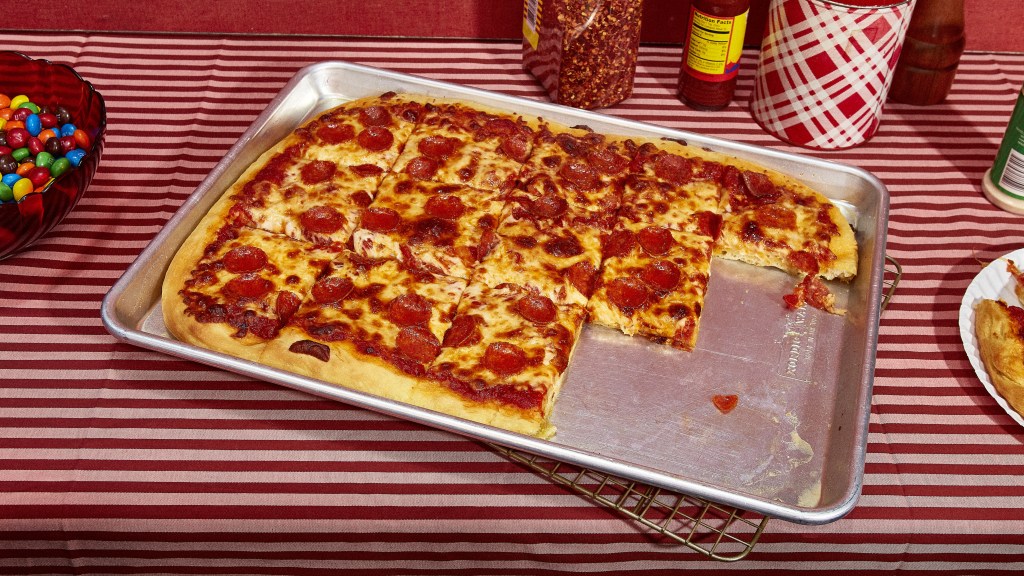 Recept: pizza pepperoni op een bakplaat