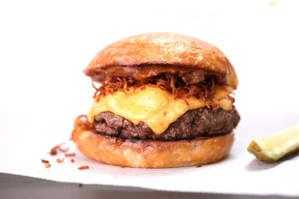 Cheeseburger con midollo e salsa barbecue