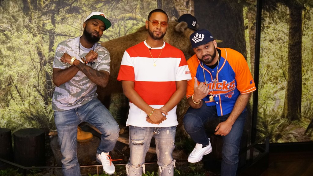 Trump kämpar med orden i ‘God Bless America’ i senaste Desus & Mero