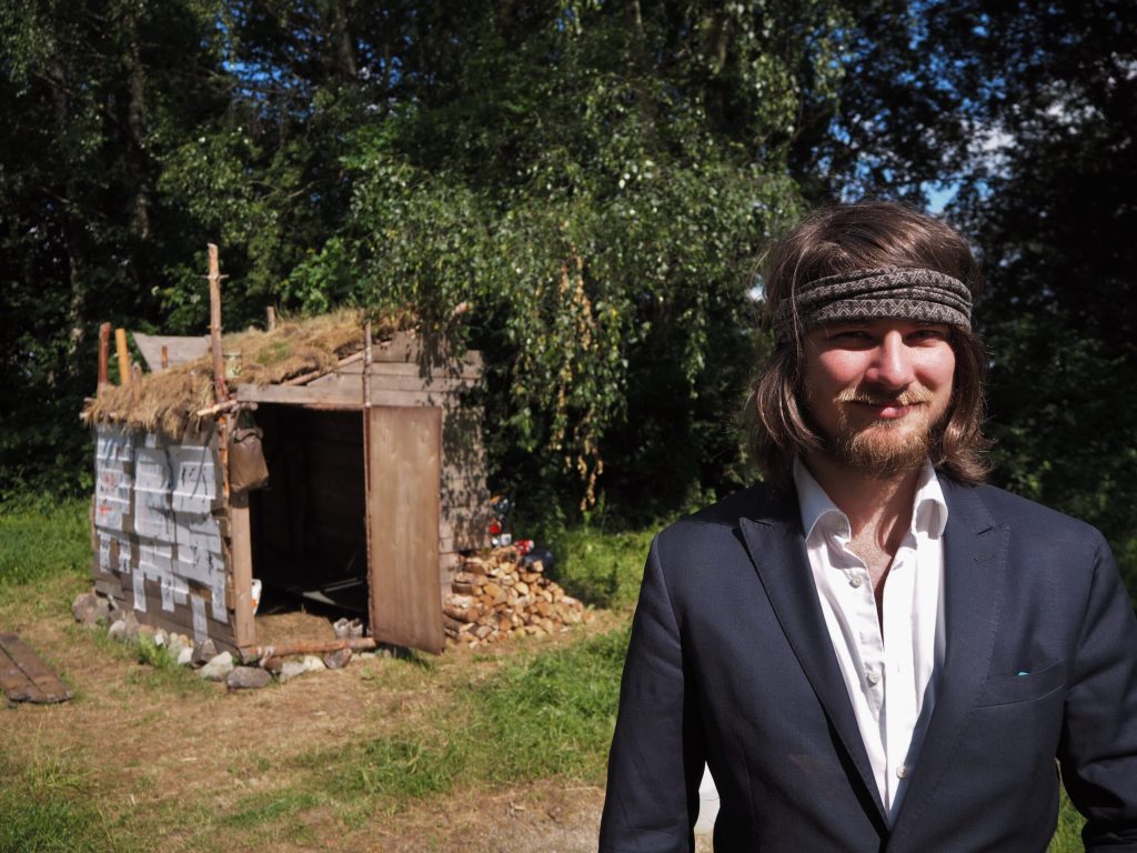 Ole woonde een half jaar in zijn zelfgebouwde hut in Noorwegen omdat dat kunst is