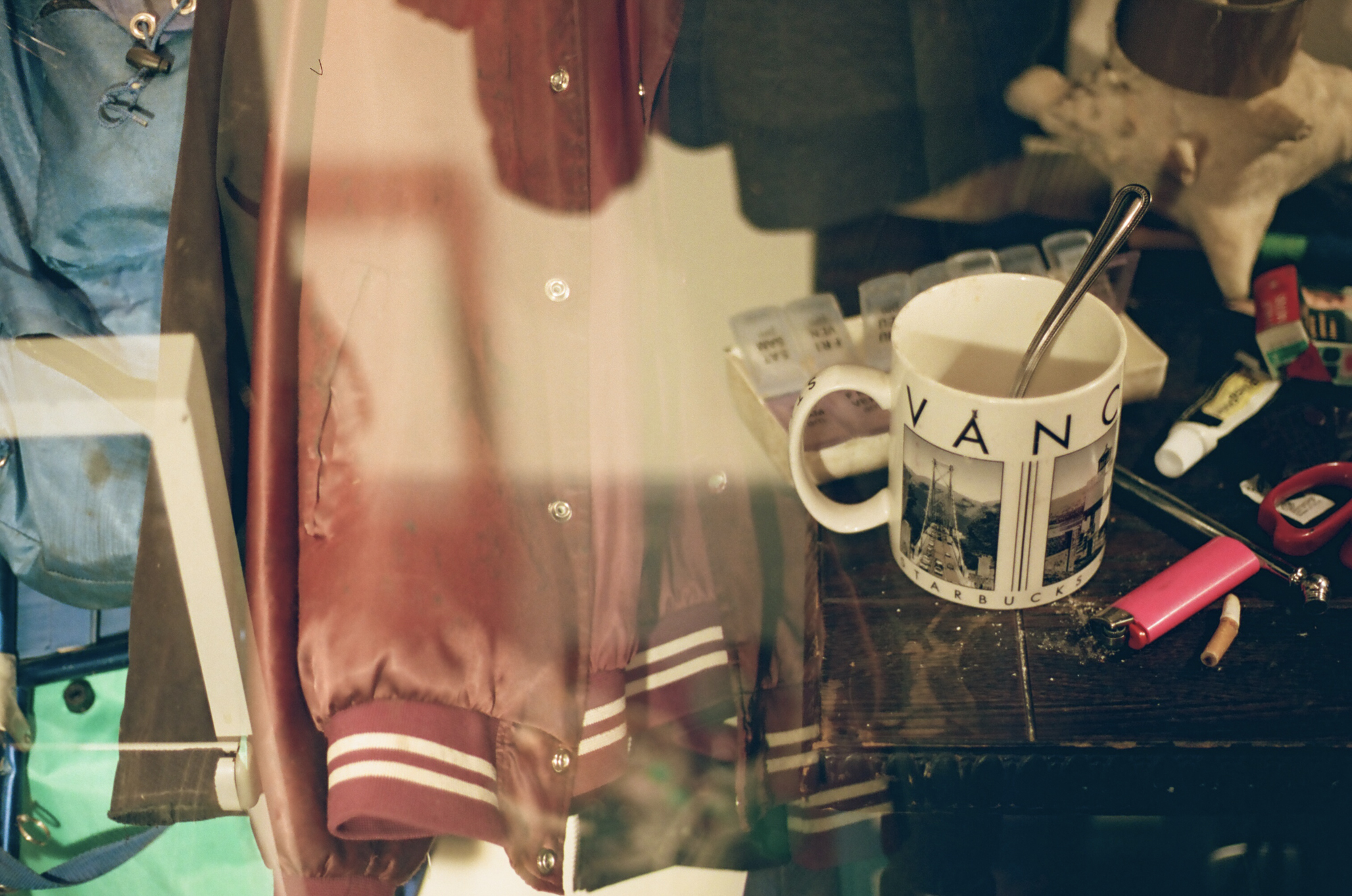 Eine College-Jacke und eine Vancouver-Tasse