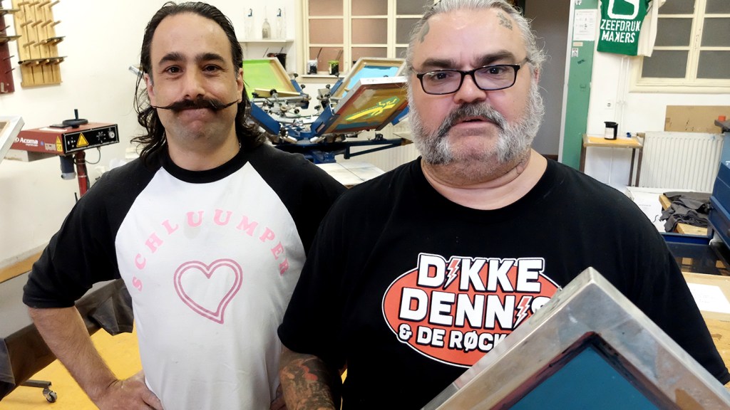Op bezoek bij de sociale werkplaats waar Dikke Dennis tegenwoordig T-shirts bedrukt